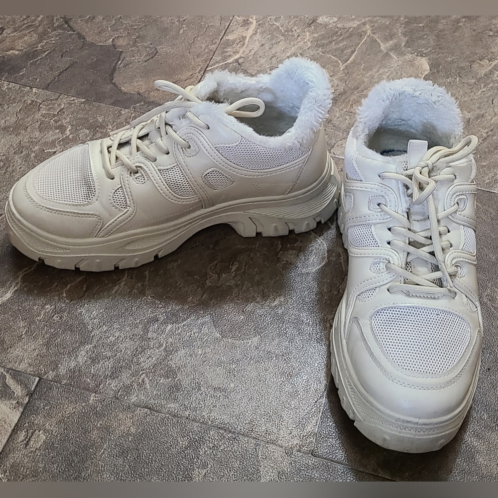 Shoe Dazzle Cream Sneakers with Faux Fur Lining Size 9 - Picture 2 of 4